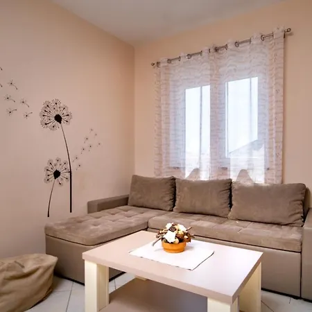 In With Balcony, Air Conditioning, Wifi, Washing Machine