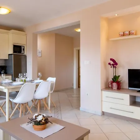 Apartment In With Balcony, Air Conditioning, Wifi, Washing Machine Lopar