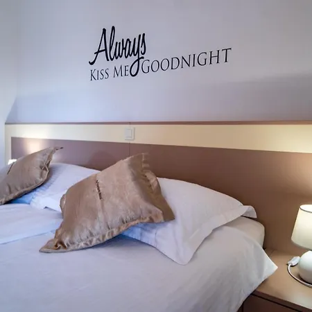 In With Balcony, Air Conditioning, Wifi, Washing Machine Appartamento Lopar