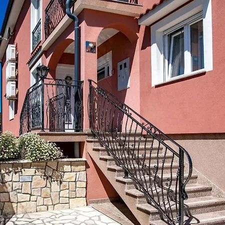 In With Balcony, Air Conditioning, Wifi, Washing Machine Lopar