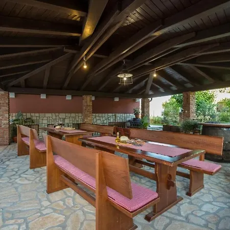 In With Balcony, Air Conditioning, Wifi, Washing Machine Lopar