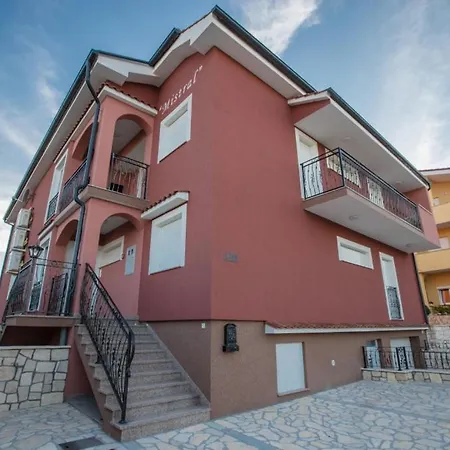 In With Balcony, Air Conditioning, Wifi, Washing Machine Lopar