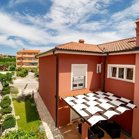 In With Balcony, Air Conditioning, Wifi, Washing Machine Lopar