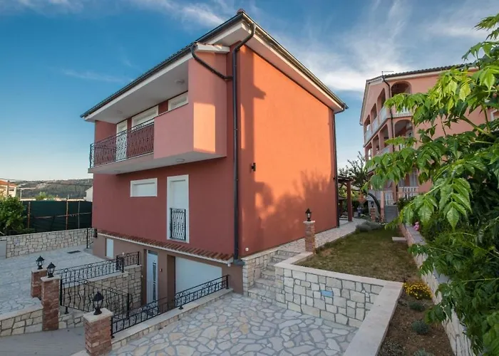 In With Balcony, Air Conditioning, Wifi, Washing Machine Lopar