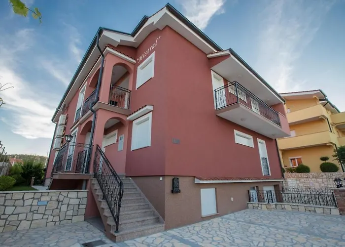In With Balcony, Air Conditioning, Wifi, Washing Machine Lopar
