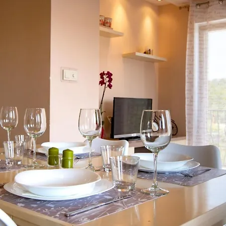 In With Balcony, Air Conditioning, Wifi, Washing Machine Lejlighed