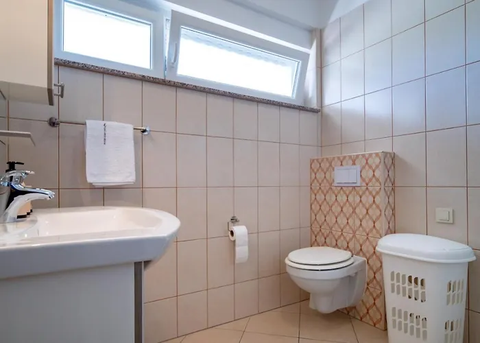 In With Balcony, Air Conditioning, Wifi, Washing Machine